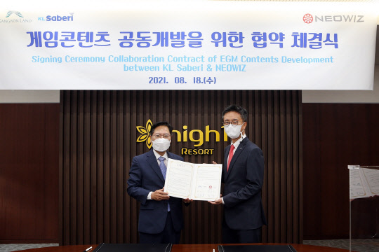 문지수 네오위즈 공동대표(오른쪽)와 이삼걸 강원랜드 대표가 지난 18일 강원도 정선에 위치한 강원랜드 본사에서 게임 콘텐츠 공동 개발 협약을 체결한 뒤 기념사진을 촬영하고 있다. 네오위즈 제공